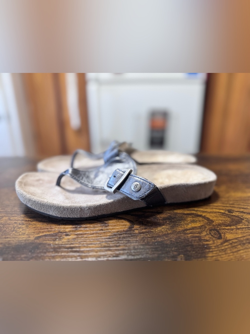 UGG Australia Metallic Gunmetal Leather & Sheepskin Thong Sandals Size 8 - Picture 7 of 11